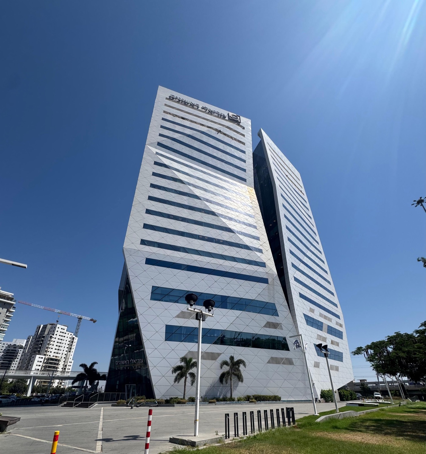 מגדל העסקים של קניון עזריאלי ראשונים, שבו נמצאת המרפאה